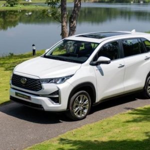 Cho thuê xe đường dài 7 chỗ Toyota Innova